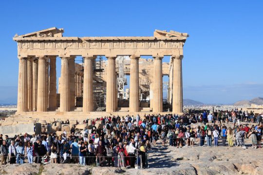 Πόσο ικανοποιημένοι μένουν οι τουρίστες από την Αθήνα - Τα ευρήματα έρευνας της Ένωσης Ξενοδόχων